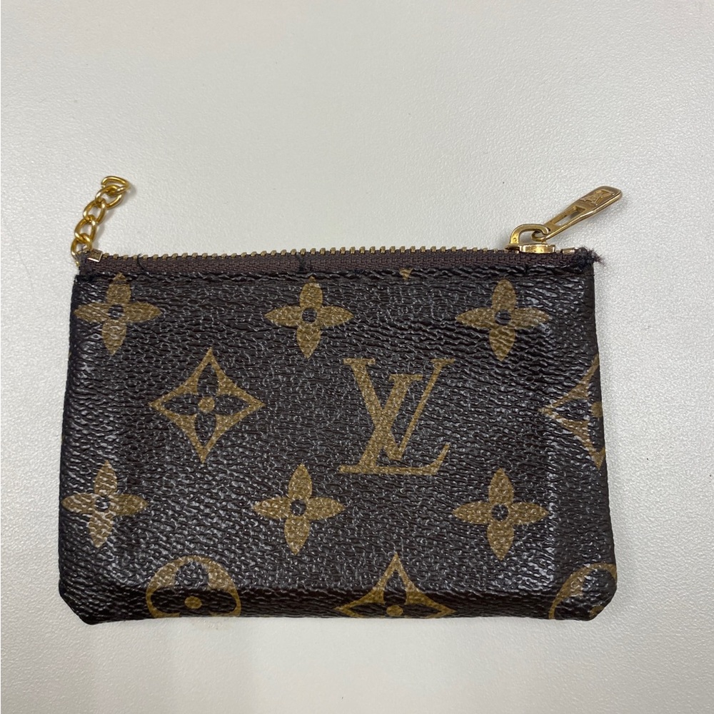 Designer inspired coin/card holder wallet.
Unisex
